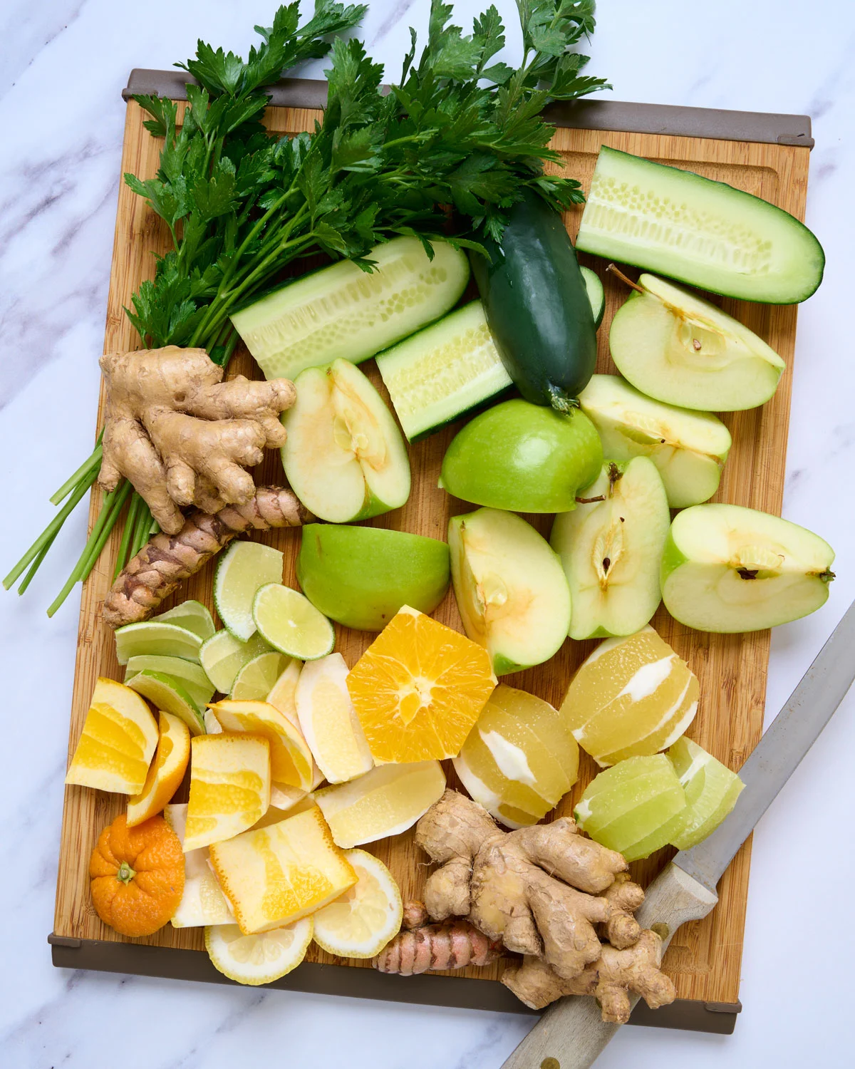 Canastas de frutas y verduras coloridas y frescas listas para la entrega